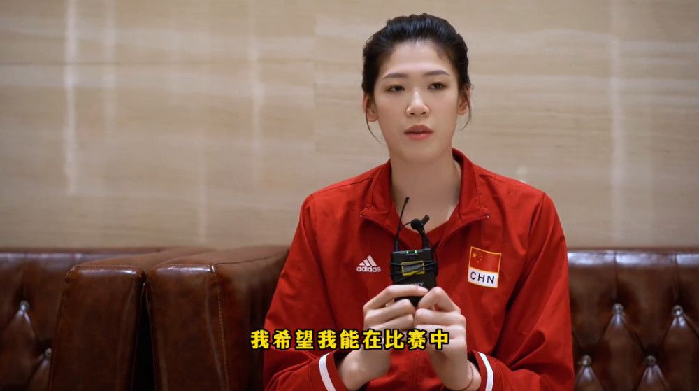 《小丑》的故事背景被设定在了20世纪80年代，一位生活陷入困境的喜剧演员渐渐走向精神崩溃，在哥谭市开始了疯狂的犯罪生涯，最终成为了蝙蝠侠的宿敌